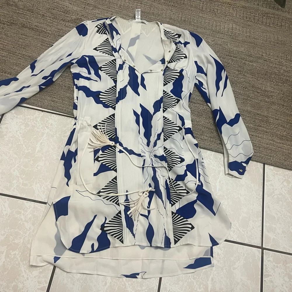 Beautiful silky smooth feel dress from Diane von furstenberg - Picture 2 of 4